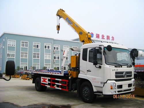 国五东风带吊清障车